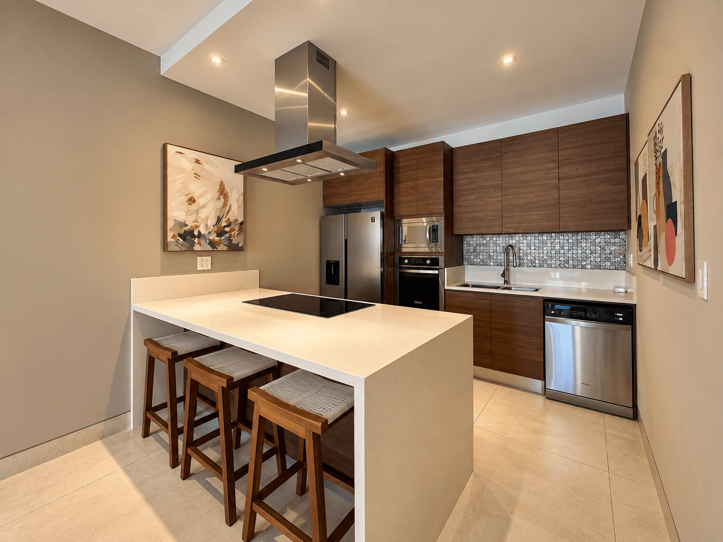 Cocina equipada con isla y acabados en madera.
