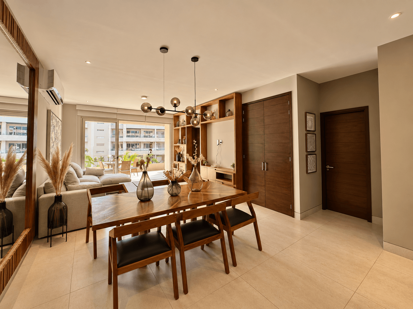 Comedor y sala con acceso a terraza.