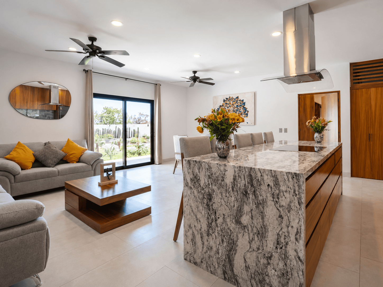 Sala y cocina de concepto abierto.