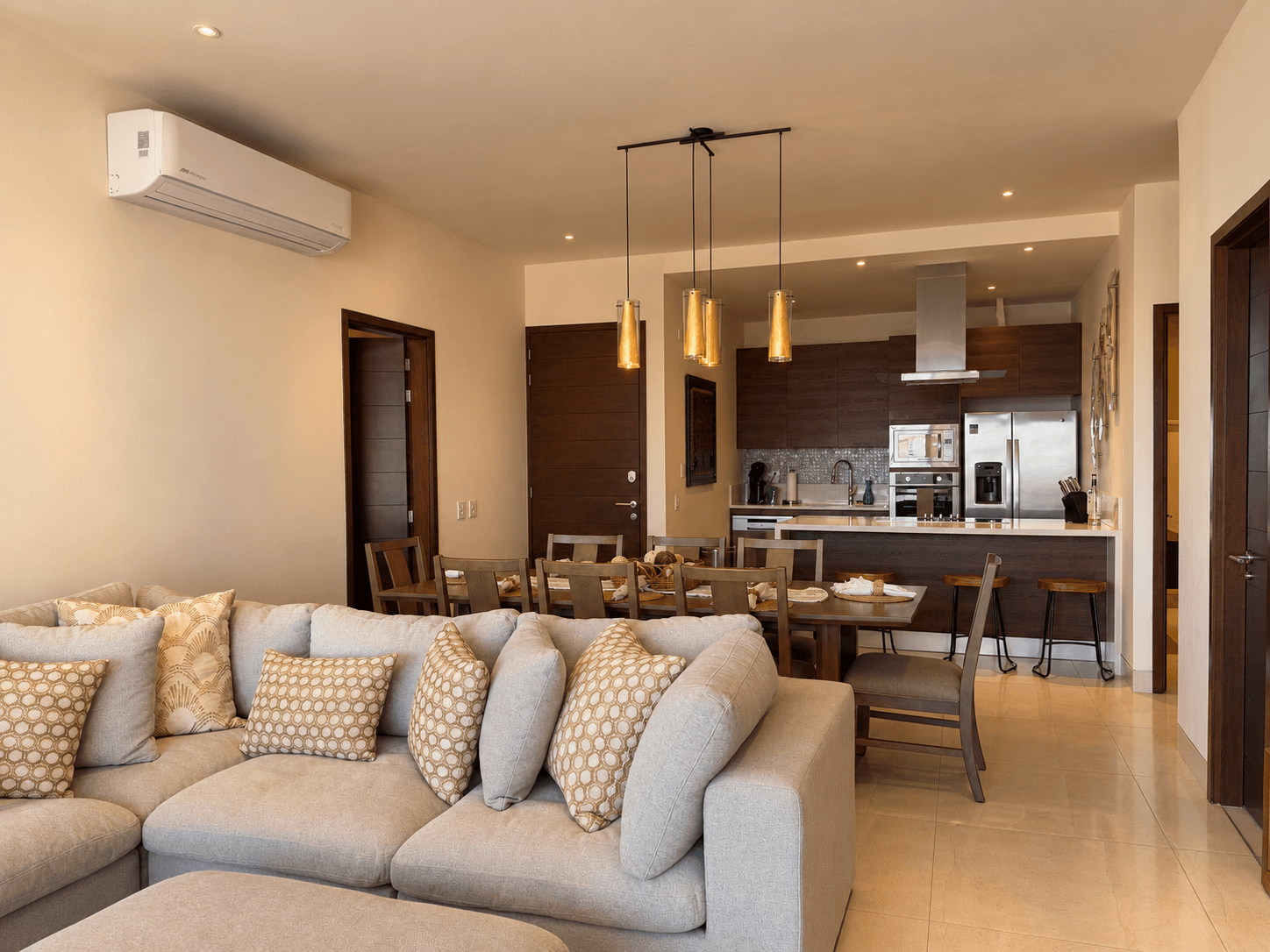 Sala, comedor y cocina en un espacio abierto.